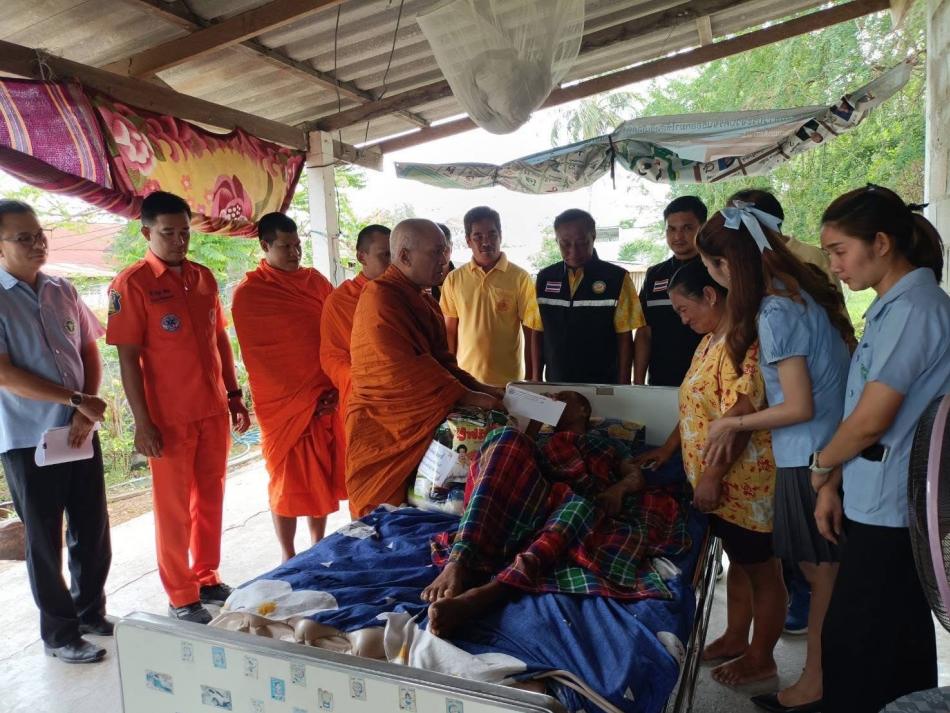  เจ้าคณะจังหวัดประจวบคีรีขันธ์พร้อมนายเท๊าเเละโรงพยาบาลส่งเสริมสุขภาพตำบลหนองมะซาง มอบถุงยังชีพช่วยเหลือ ผู้ป่วยติดเตียงในพื้นที่องค์การบริหารส่วนตำบลกุยบุรีจำนวน 6 ราย เเละเป็นตัวเเทนส่งมอบกายอุปกรณ์ (รถสามล้อโยก)