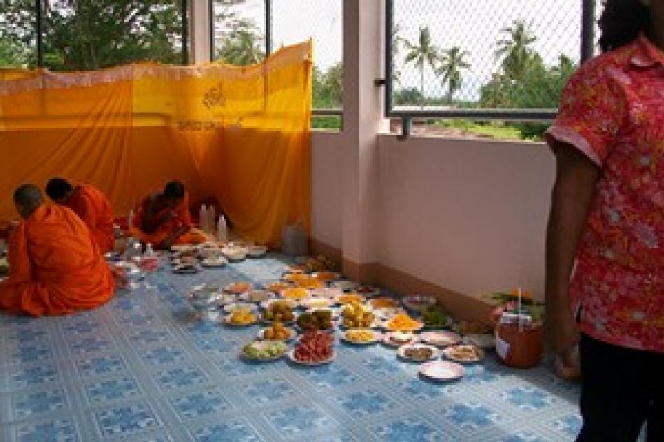 ภาพกิจกรรมทำบุญประเพณีสงกรานต์และรดน้ำผู้สูงอายุ ปี2554 หมู่ที่7 บ้านหนองหมู